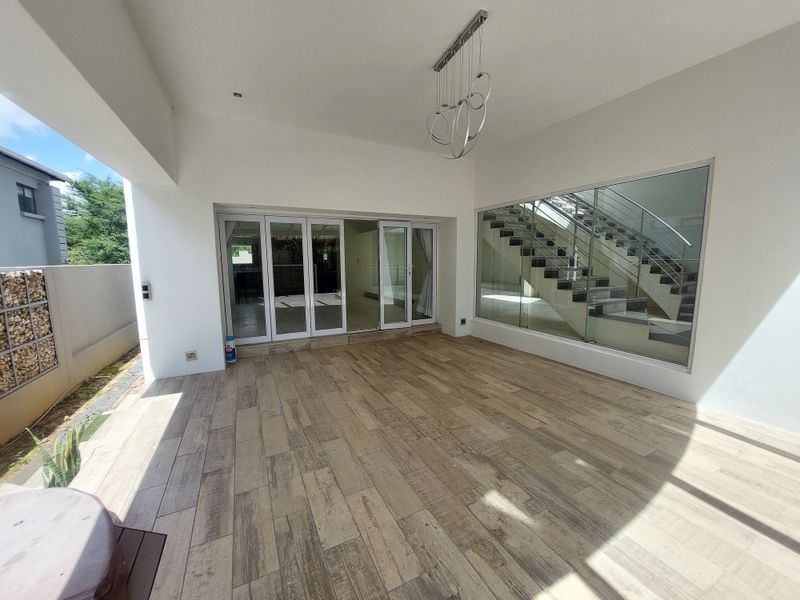 BARGAIN Luxurious Modern Secure family home - Photo 10