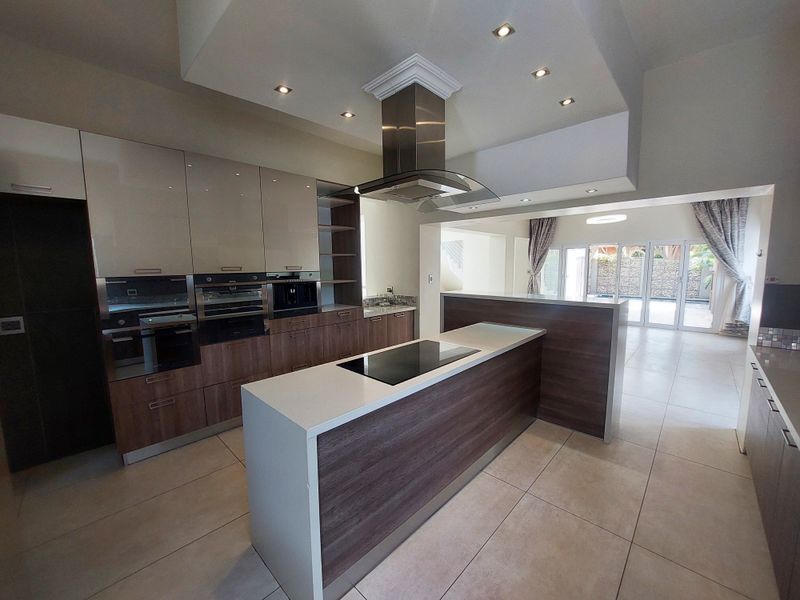 BARGAIN Luxurious Modern Secure family home - Photo 9