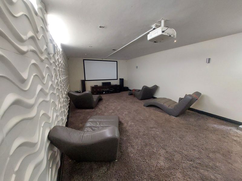 BARGAIN Luxurious Modern Secure family home - Photo 6