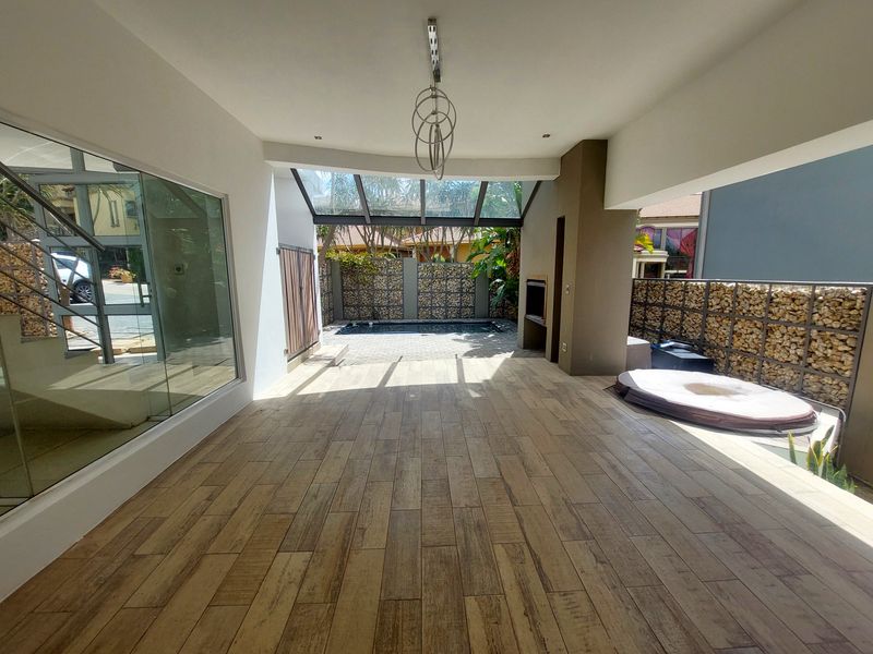 BARGAIN Luxurious Modern Secure family home - Photo 4