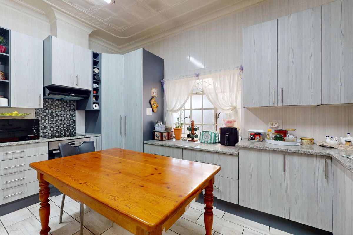 Charming family home with income generating flatlet. - Photo 3