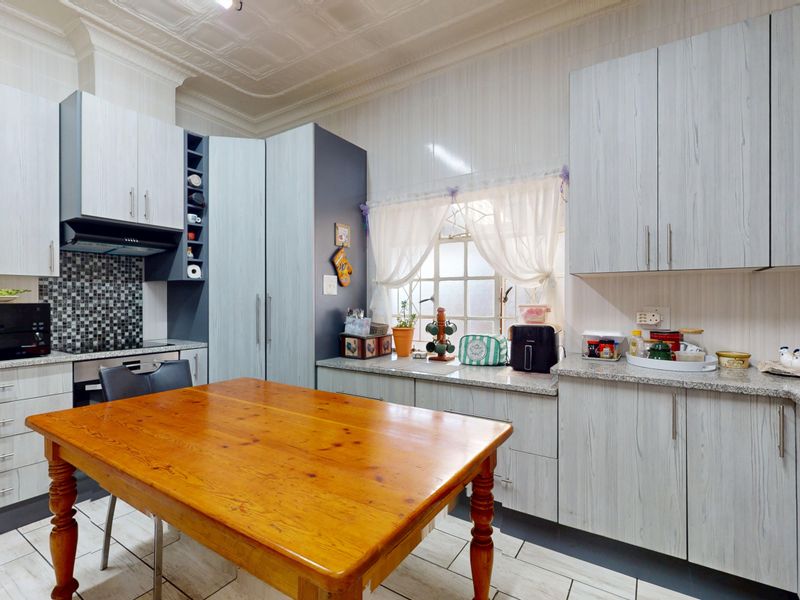 Charming family home with income generating flatlet. - Photo 3