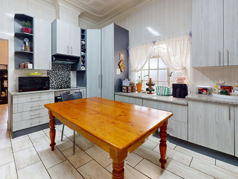 Charming family home with income generating flatlet. - Photo 1