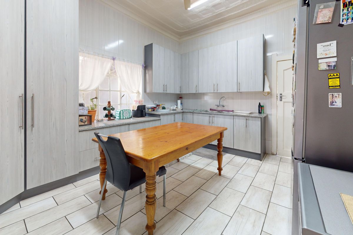 Charming family home with income generating flatlet. - Photo 4