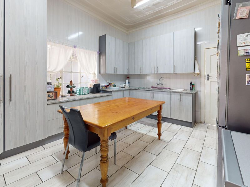 Charming family home with income generating flatlet. - Photo 4