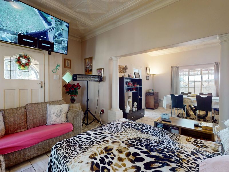 Charming family home with income generating flatlet. - Photo 9