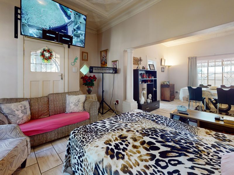 Charming family home with income generating flatlet. - Photo 7
