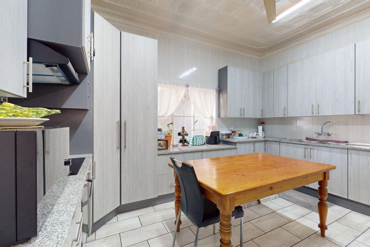 Charming family home with income generating flatlet. - Photo 2