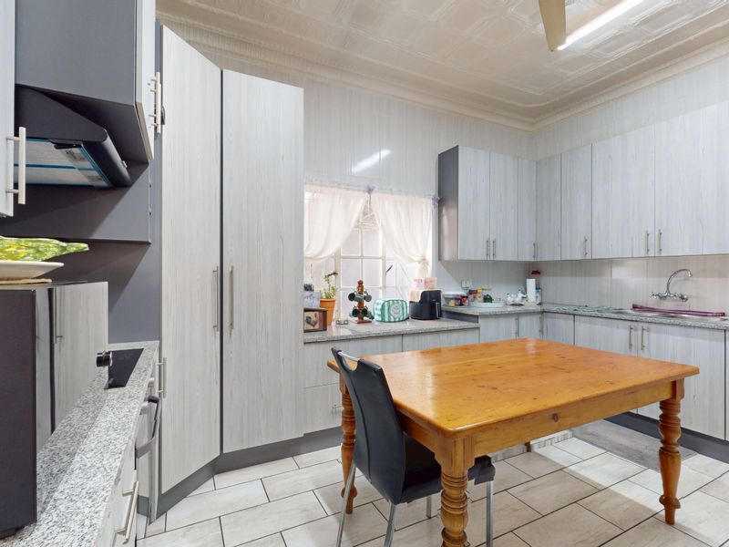 Charming family home with income generating flatlet. - Photo 2
