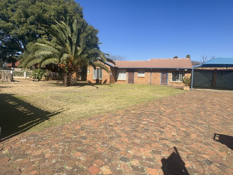 Family Home with Flatlet in Brakpan North, Sherwood Gardens - Photo 1