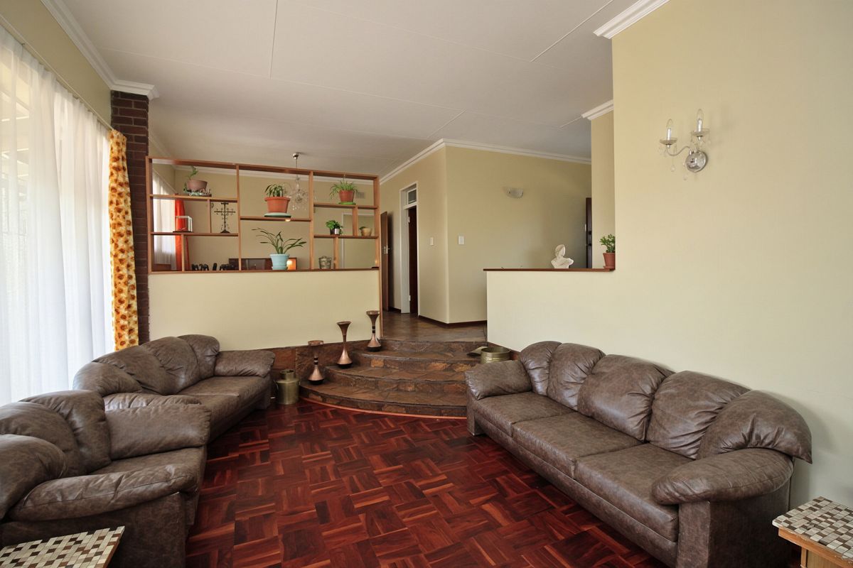 3 Bedroom Family Home with Scenic Views, Flatlet and Double Garage for Sale in Sunnyridge - Photo 2