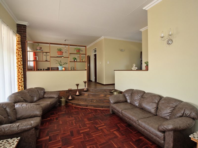 3 Bedroom Family Home with Scenic Views, Flatlet and Double Garage for Sale in Sunnyridge - Photo 2