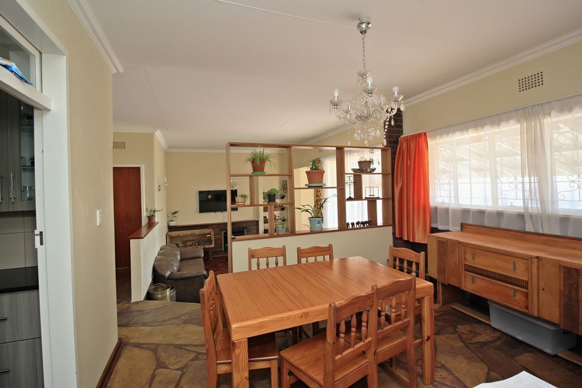3 Bedroom Family Home with Scenic Views, Flatlet and Double Garage for Sale in Sunnyridge - Photo 4