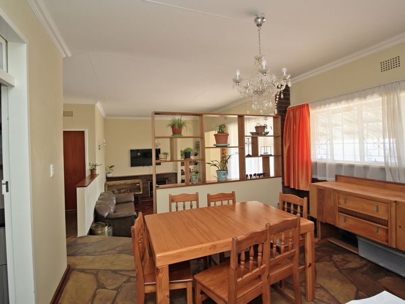 3 Bedroom Family Home with Scenic Views, Flatlet and Double Garage for Sale in Sunnyridge - Photo 4