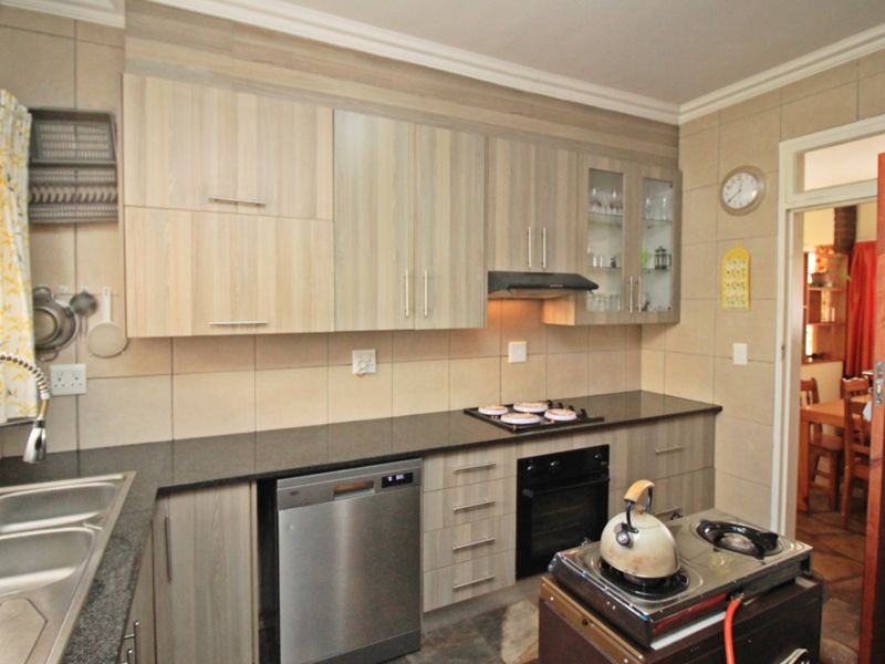 3 Bedroom Family Home with Scenic Views, Flatlet and Double Garage for Sale in Sunnyridge - Photo 10