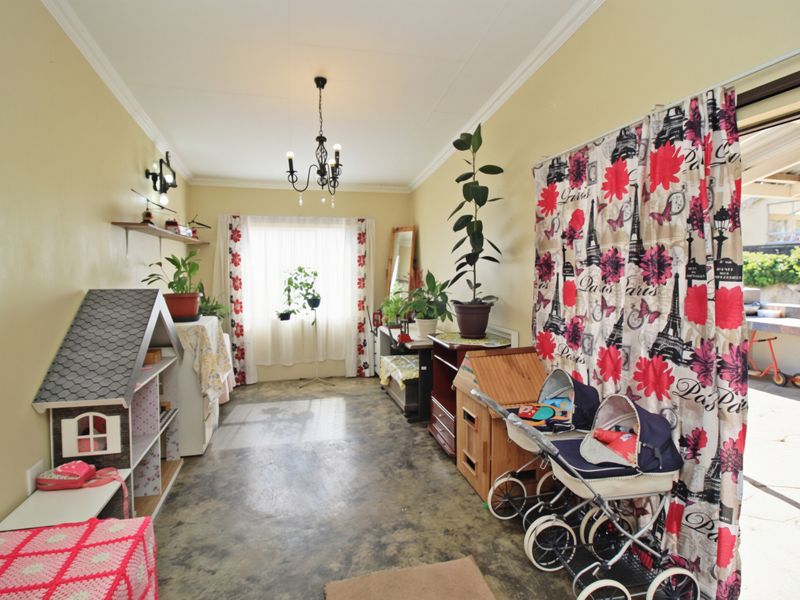 3 Bedroom Family Home with Scenic Views, Flatlet and Double Garage for Sale in Sunnyridge - Photo 9