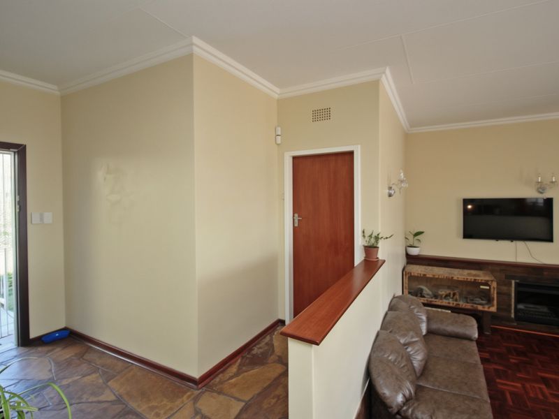 3 Bedroom Family Home with Scenic Views, Flatlet and Double Garage for Sale in Sunnyridge - Photo 7
