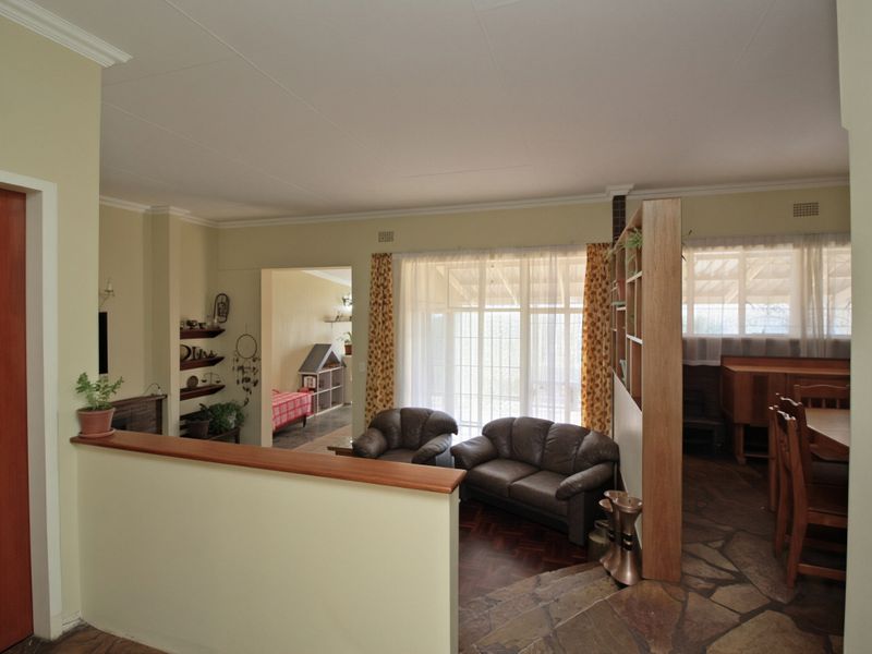 3 Bedroom Family Home with Scenic Views, Flatlet and Double Garage for Sale in Sunnyridge - Photo 6