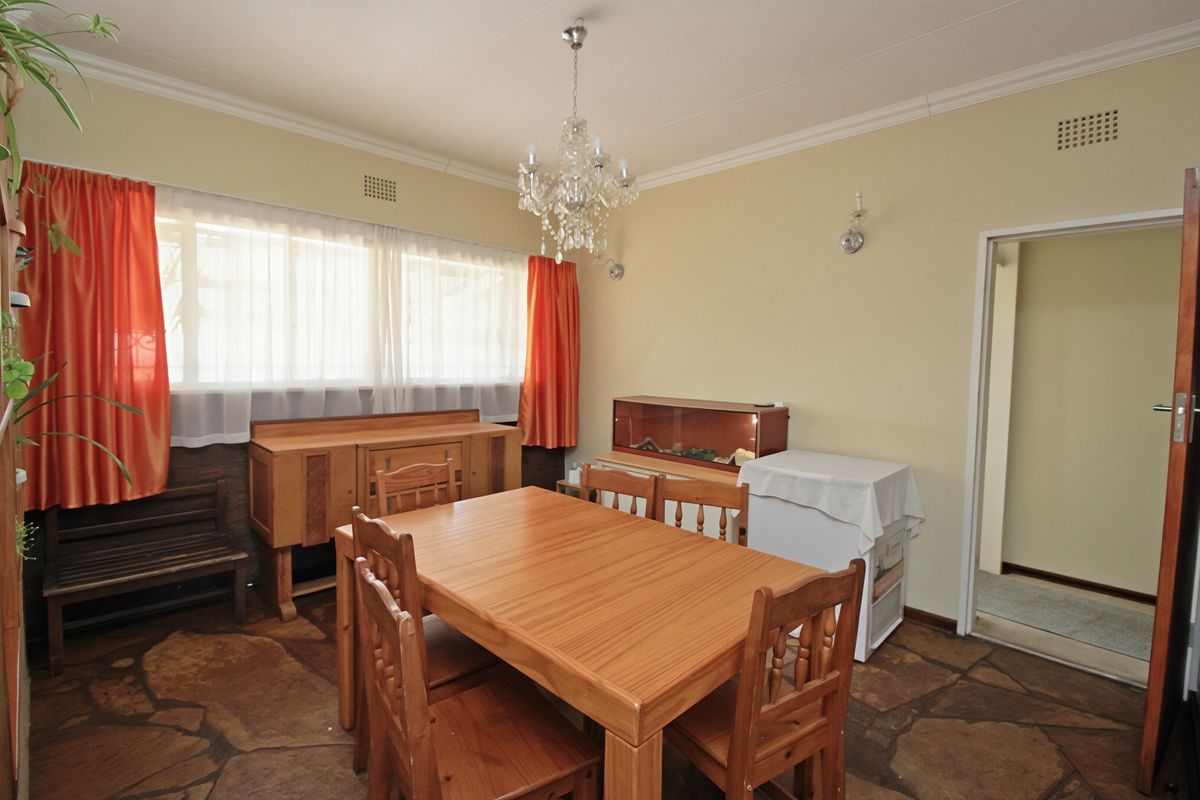 3 Bedroom Family Home with Scenic Views, Flatlet and Double Garage for Sale in Sunnyridge - Photo 5