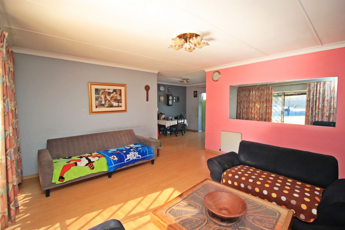 4 Bedroom Family Home with Pool, Entertainment Area and Parking for 8 Cars in Marlands - Photo 5