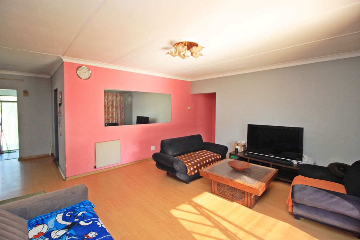 4 Bedroom Family Home with Pool, Entertainment Area and Parking for 8 Cars in Marlands - Photo 4