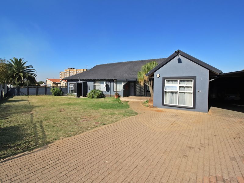 4 Bedroom Family Home with Pool, Entertainment Area and Parking for 8 Cars in Marlands - Photo 1