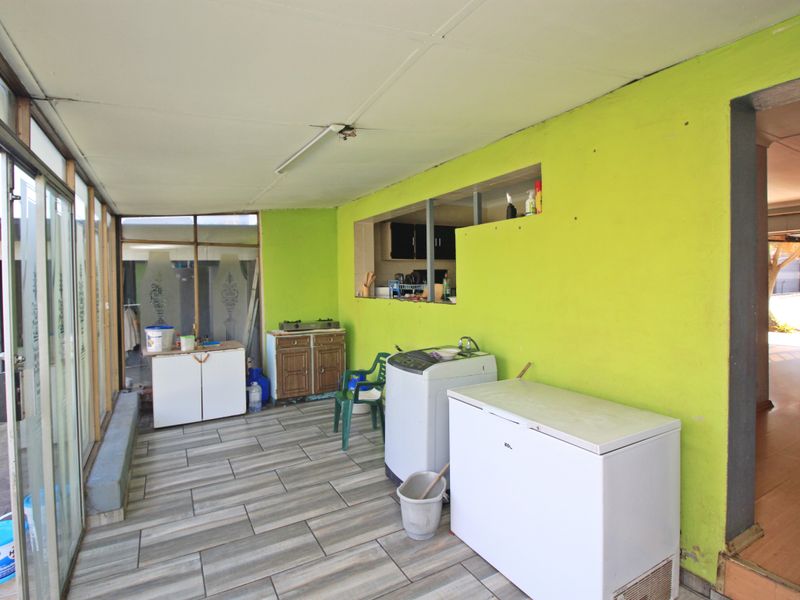 4 Bedroom Family Home with Pool, Entertainment Area and Parking for 8 Cars in Marlands - Photo 10