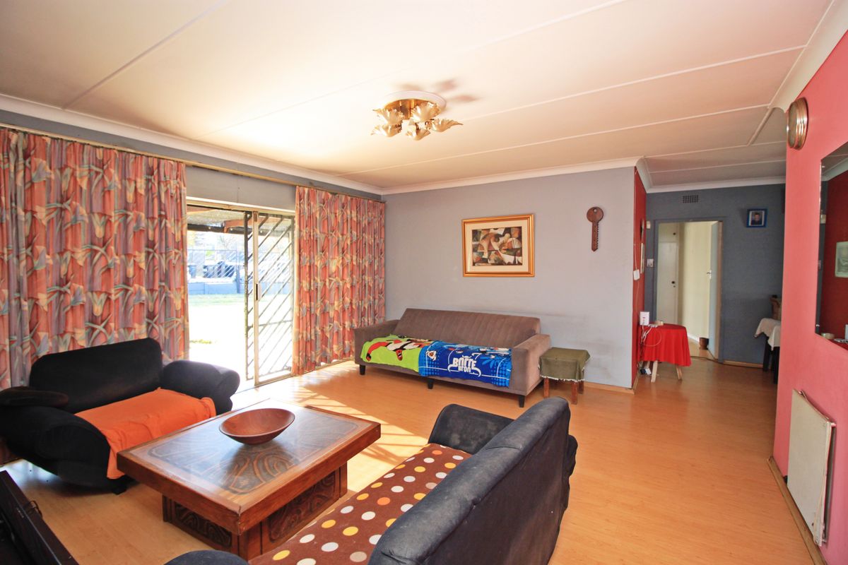 4 Bedroom Family Home with Pool, Entertainment Area and Parking for 8 Cars in Marlands - Photo 2