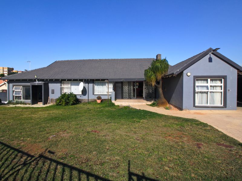Family Home with Pool, Entertainment Area and Parking for 8 Cars For Sale in Marlands - Photo 1