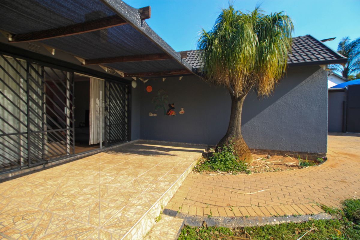 Family Home with Pool, Entertainment Area and Parking for 8 Cars For Sale in Marlands - Photo 2