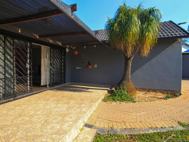Family Home with Pool, Entertainment Area and Parking for 8 Cars For Sale in Marlands - Photo 2