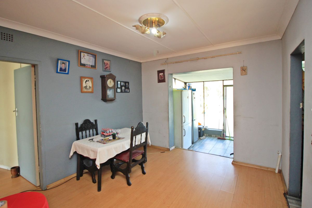 Family Home with Pool, Entertainment Area and Parking for 8 Cars For Sale in Marlands - Photo 3