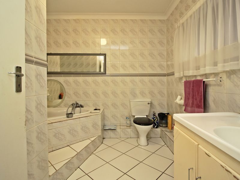 Family Home with Pool, Entertainment Area and Parking for 8 Cars For Sale in Marlands - Photo 10
