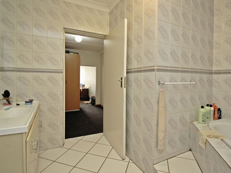 Family Home with Pool, Entertainment Area and Parking for 8 Cars For Sale in Marlands - Photo 9