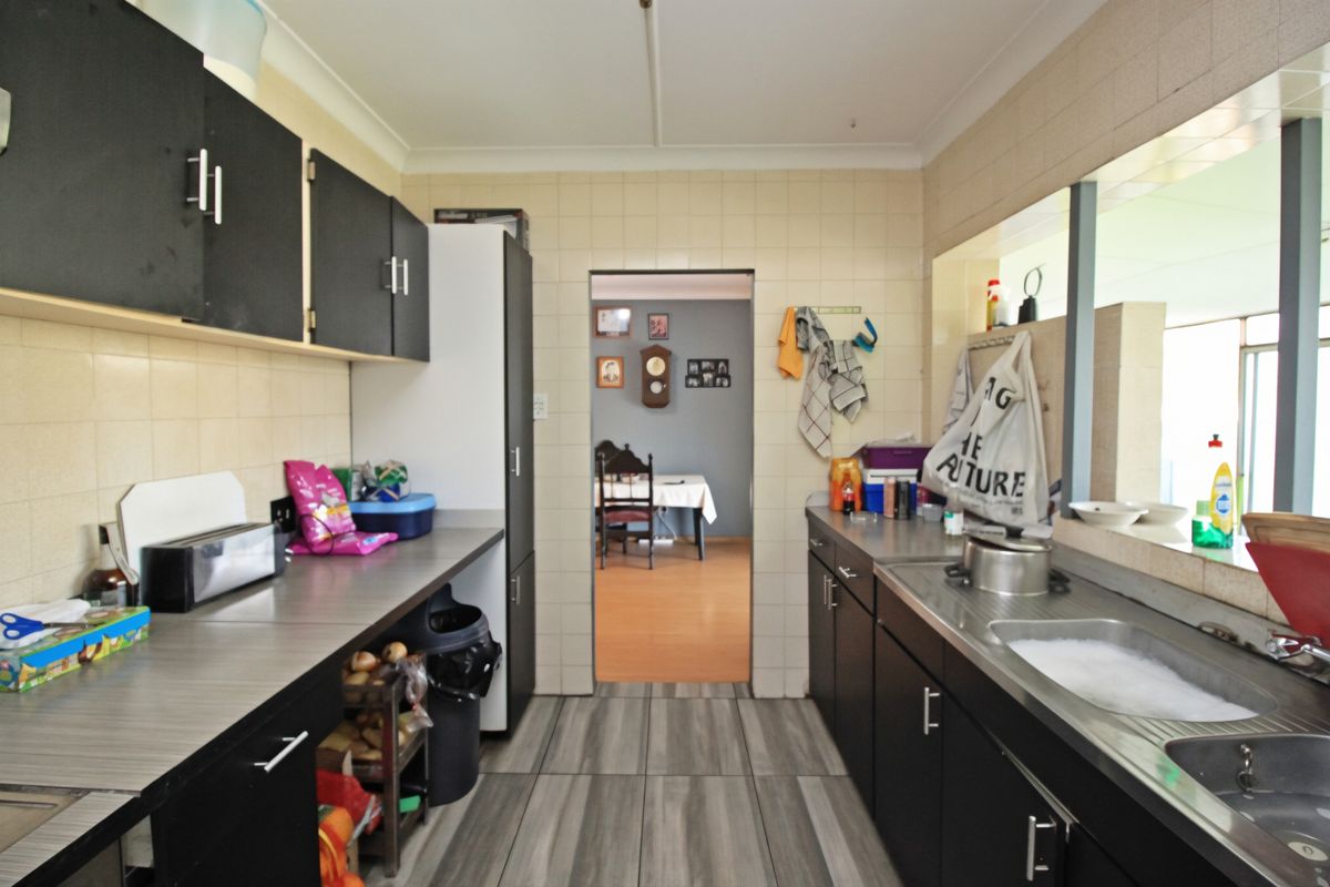 Family Home with Pool, Entertainment Area and Parking for 8 Cars For Sale in Marlands - Photo 5