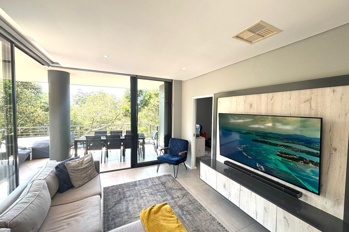 Sunny 2 bedroom corner apartment - pet friendly - Photo 2