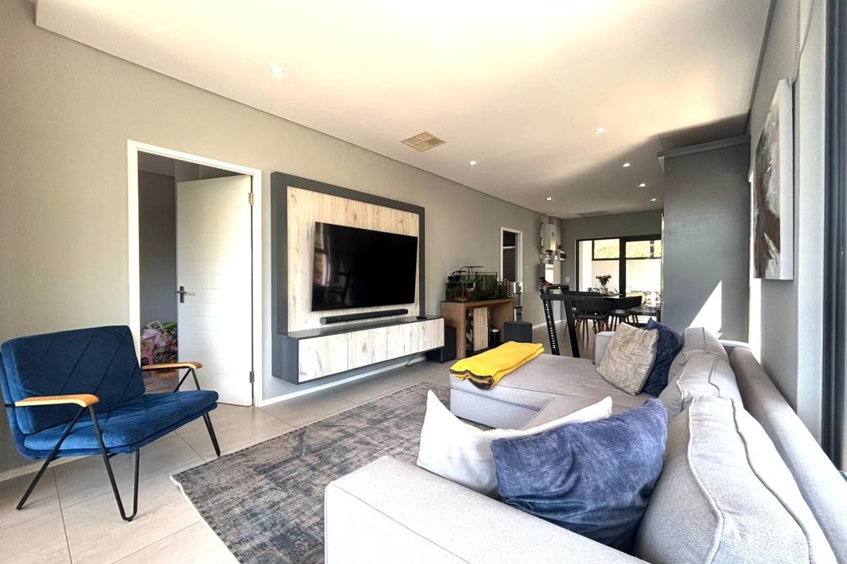 Sunny 2 bedroom corner apartment - pet friendly - Photo 5