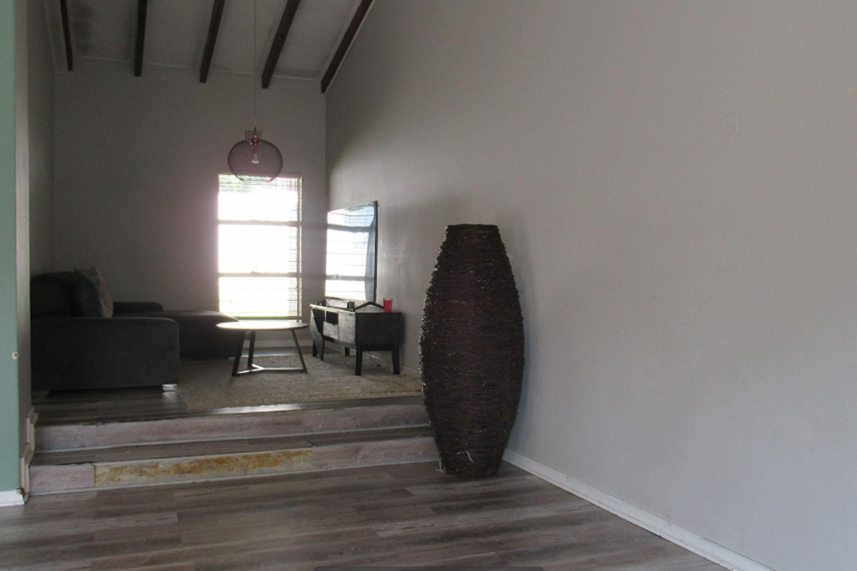 3 bedrooms, 2 bathrooms and 1 garage - Photo 3