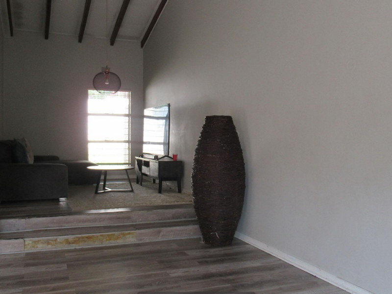 3 bedrooms, 2 bathrooms and 1 garage - Photo 3