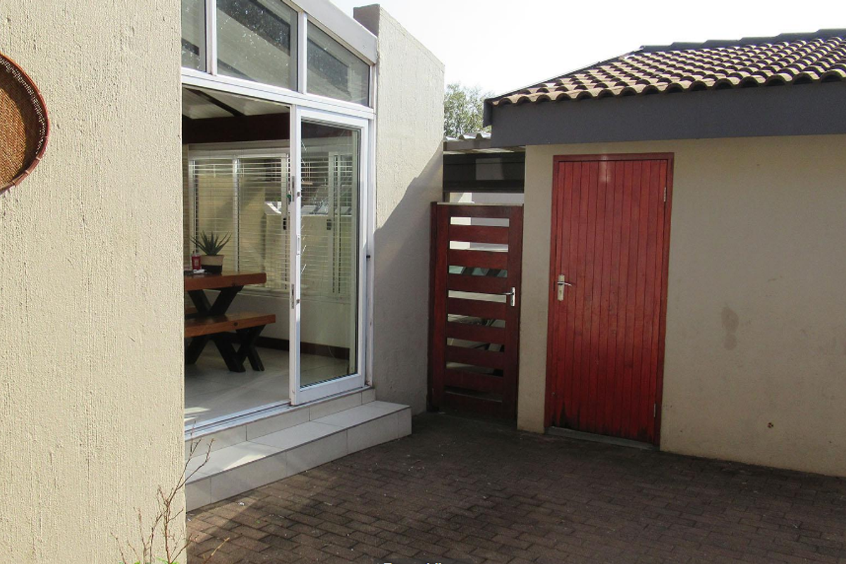 3 bedrooms, 2 bathrooms and 1 garage - Photo 2