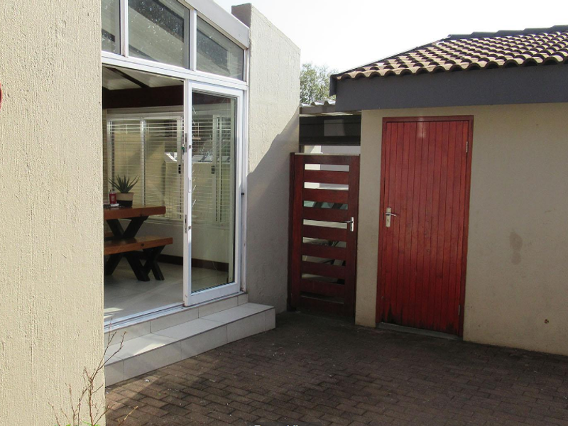 3 bedrooms, 2 bathrooms and 1 garage - Photo 2