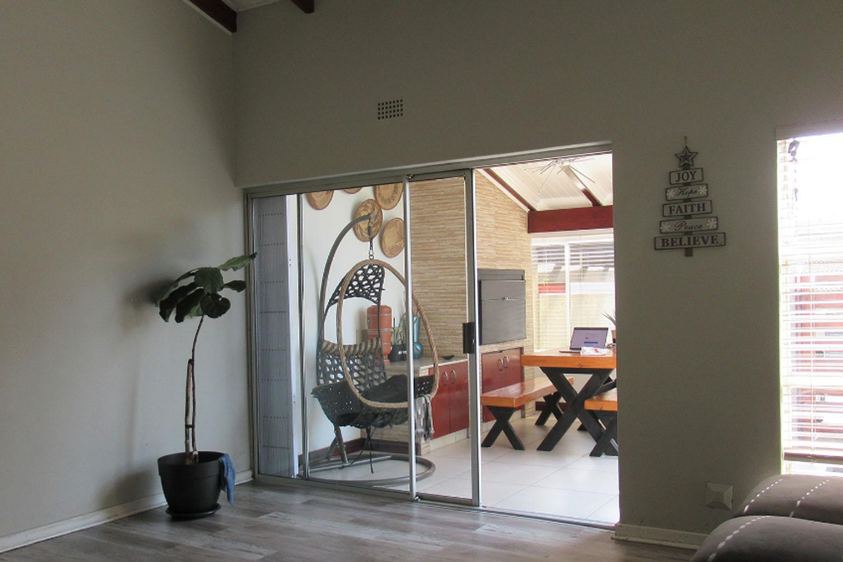 3 bedrooms, 2 bathrooms and 1 garage - Photo 4