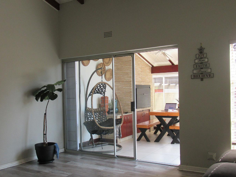 3 bedrooms, 2 bathrooms and 1 garage - Photo 4