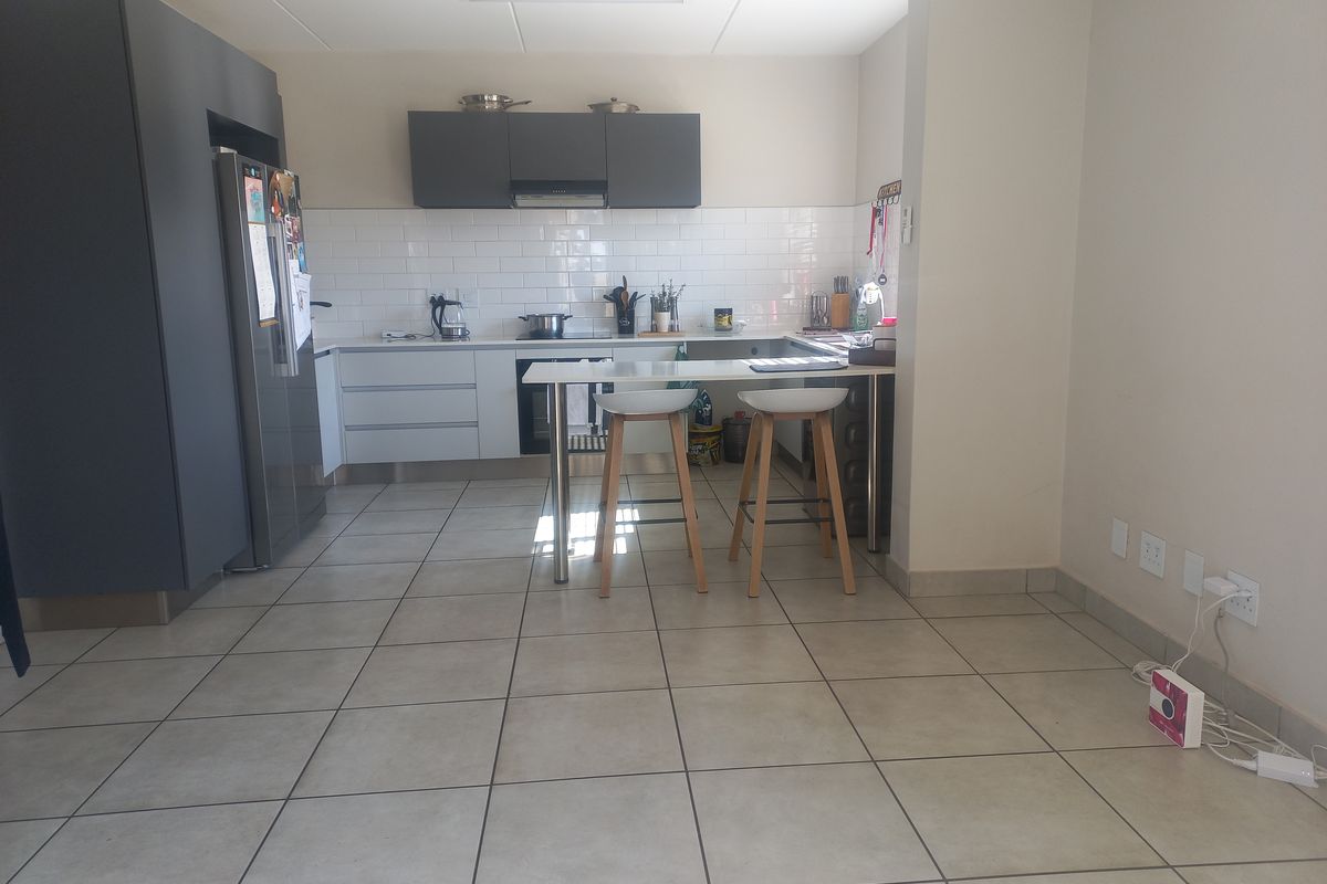 Upmarket three bedroom townhouse - Photo 5
