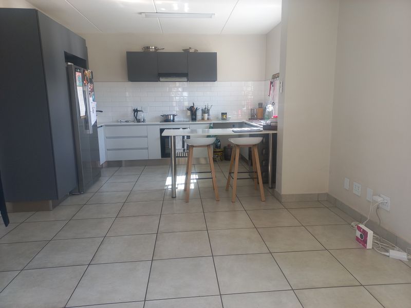 Upmarket three bedroom townhouse - Photo 5