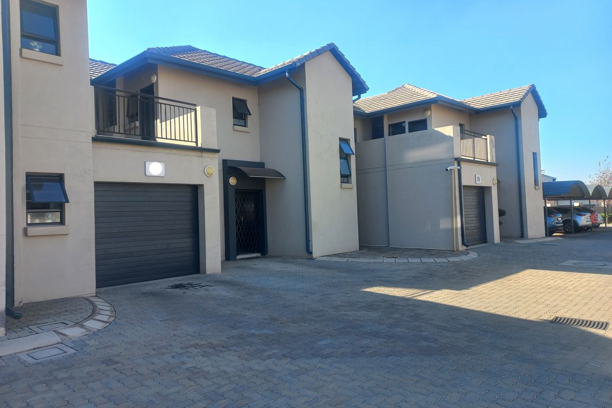 Upmarket three bedroom townhouse - Photo 2