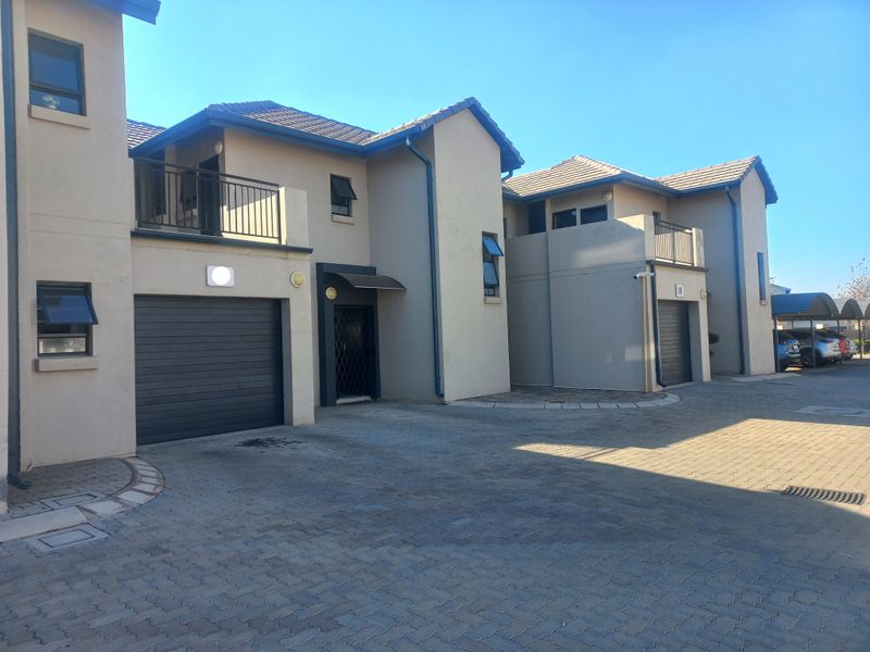 Upmarket three bedroom townhouse - Photo 2