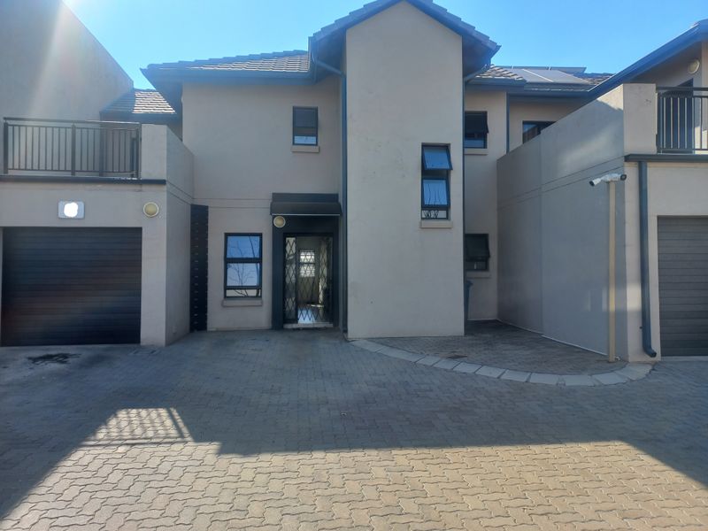 Upmarket three bedroom townhouse - Photo 1