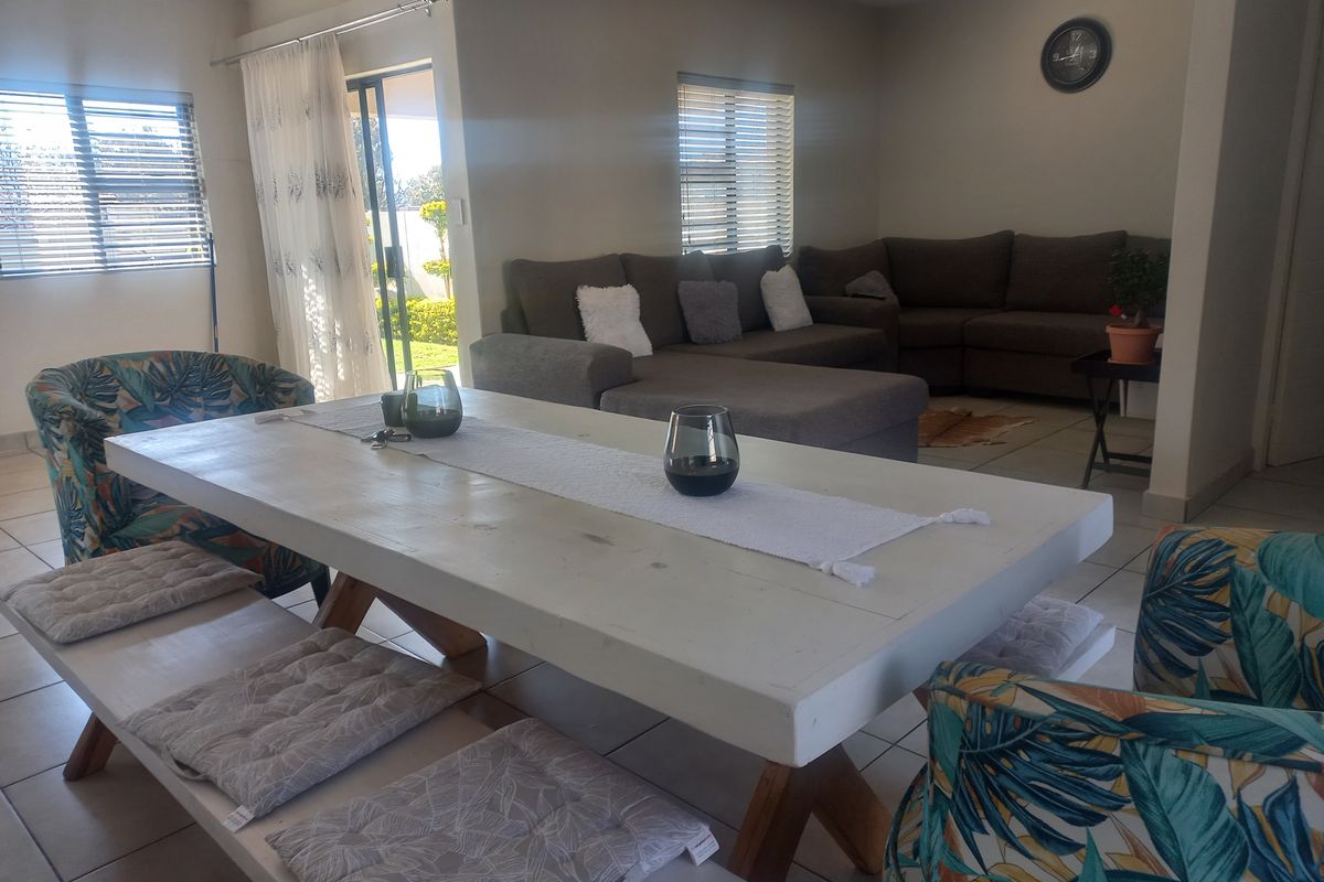 Upmarket three bedroom townhouse - Photo 4