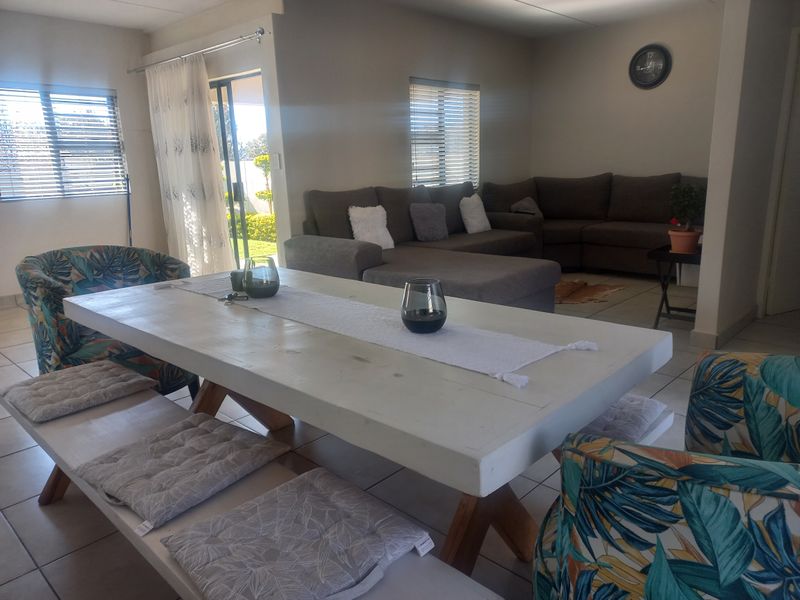 Upmarket three bedroom townhouse - Photo 4